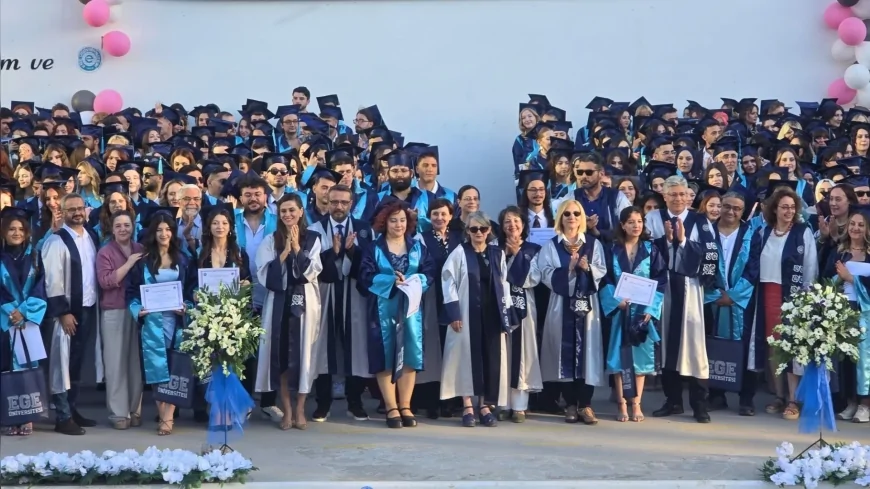 EGE ÜNİVERSİTESİ EDEBİYAT FAKÜLTESİNDE 2025 2026 AKADEMİK YILI MEZUNİYET COŞKUSU YAŞANDI