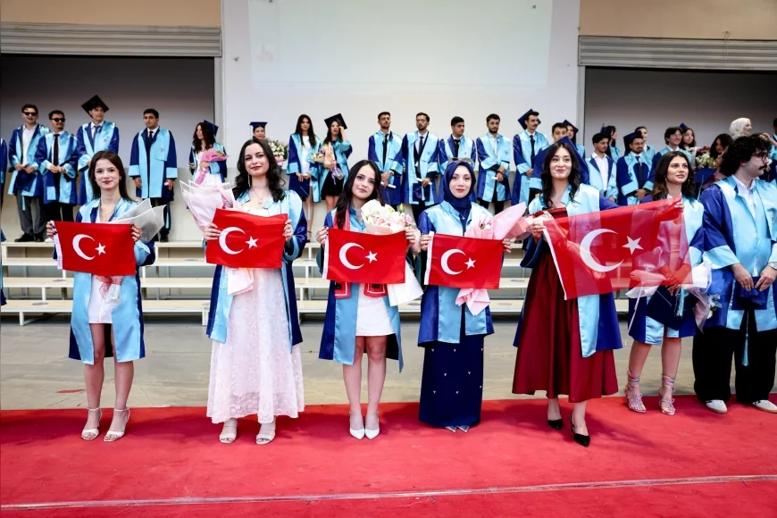 Dokuz Eylül Üniversitesi Hukuk Fakültesi ve Adalet Meslek Yüksekokulu Mezunları Hukukçu Yeminiyle Meslek Hayatına Uğurlandı