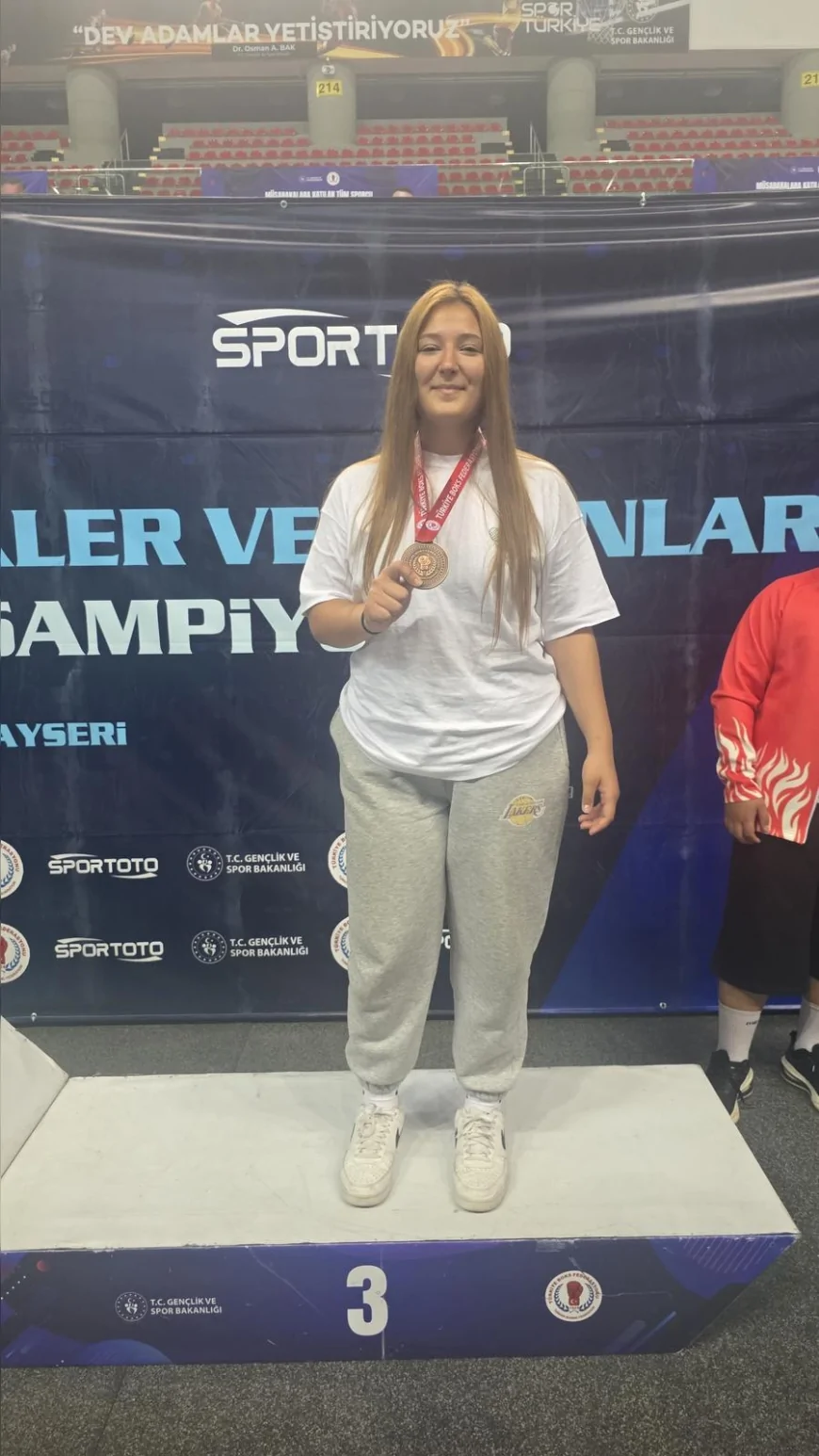 KAYSERİ’DE DÜZENLENEN U15 TÜRKİYE BOKS ŞAMPİYONASI’NDA MANİSALI DOĞA TEZCAN +80 KİLODA TÜRKİYE ÜÇÜNCÜSÜ OLARAK BRONZ MADALYA KAZANDI