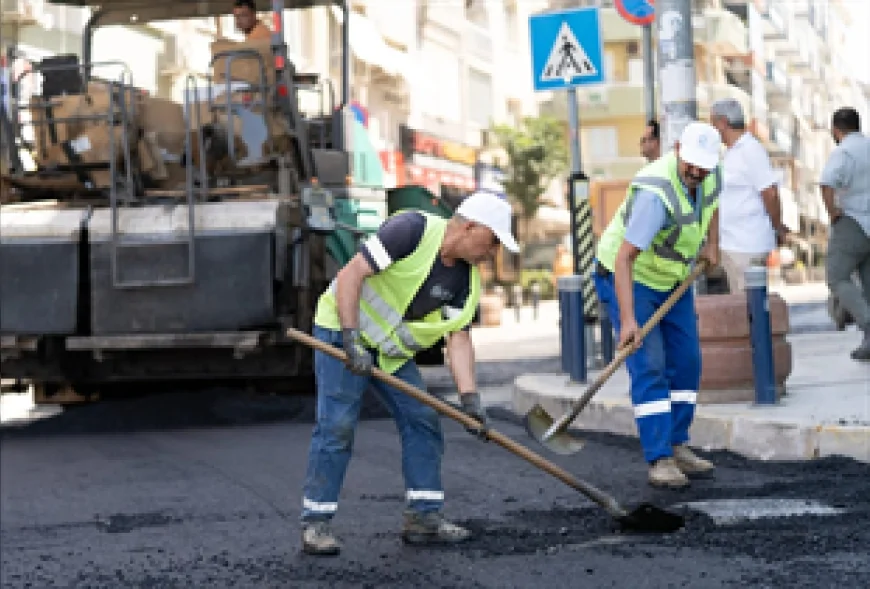 İZMİR BÜYÜKŞEHİR BELEDİYESİ BALÇOVA ATA CADDESİ'NDE YAKLAŞIK 1,5 KİLOMETRELİK GÜZERGAHTA YOL YENİLEME VE SICAK ASFALT SERİMİNE BAŞLADI
