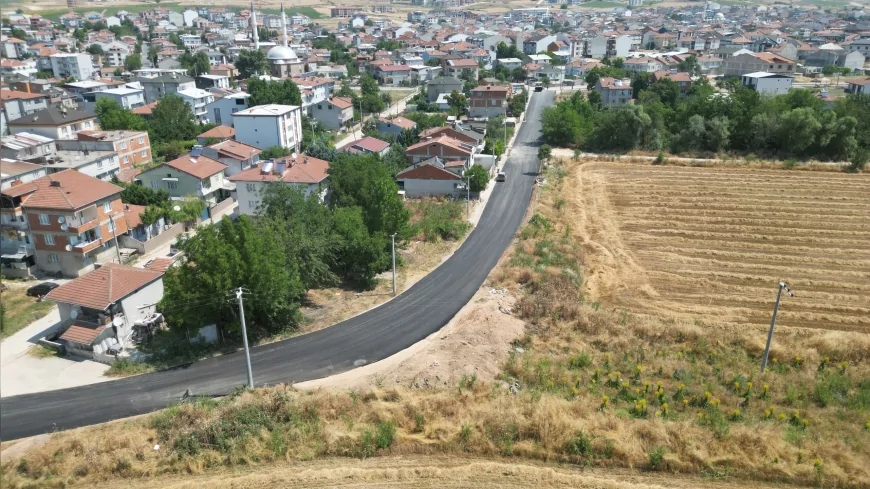 Bursa Büyükşehir Belediyesi İnegöl Huzur Mahallesi'ndeki Zambak Caddesi'nde asfalt yenileme çalışmalarını sürdürüyor