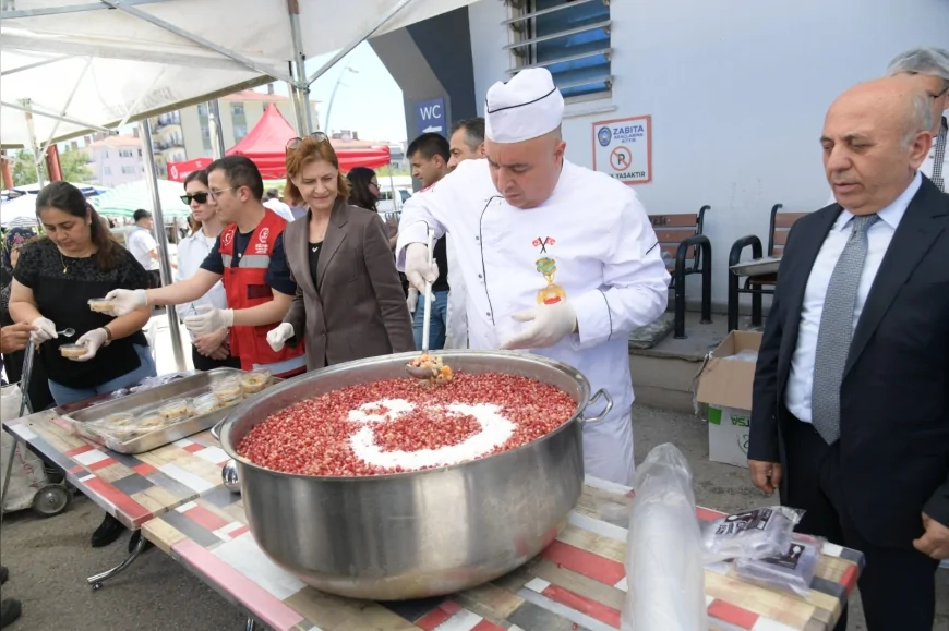 Kahramankazan Belediyesi Salı Pazarı'nda Muharrem ayı dolayısıyla vatandaşlara aşure ikram etti
