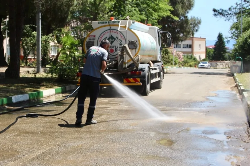 Giresun Belediyesi yaz sezonunda cadde ve sokak yıkama çalışmalarını yoğunlaştırdı