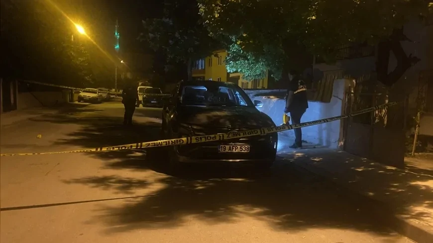 Çorum'da Tüfekle Rastgele Ateş Açan Şüpheli Babasına Ait Otomobilin Camlarını Kırdı