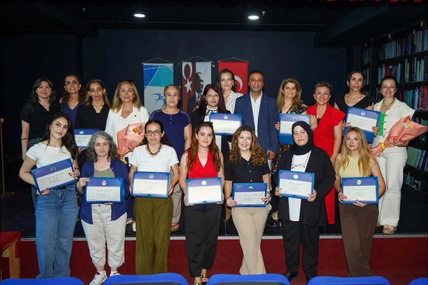 Beylikdüzü Belediyesi Uygulamalı Muhasebe Eğitimi’nin dördüncü dönemini tamamlayan 28 kursiyer sertifikalarını aldı