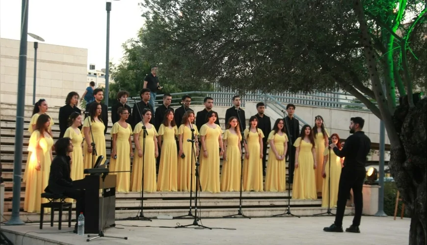 İzmir'de anıtsal zeytin ağacı altında başlayan yaz konserlerinde Swara Gençlik Korosu müzikseverlerle buluştu