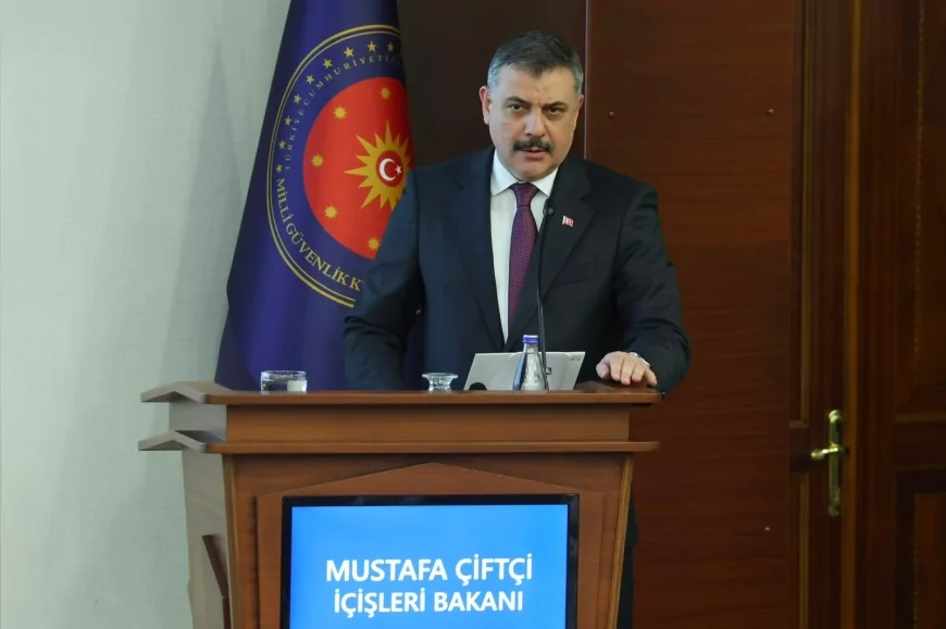 İÇİŞLERİ BAKANI MUSTAFA ÇİFTÇİ: KARAYOLLARI TRAFİK YÖNETMELİĞİ'NDE YENİ DÜZENLEME İLE ARAÇ İÇİ DONANIM KULLANIM SINIRLARI NETLEŞTİRİLDİ