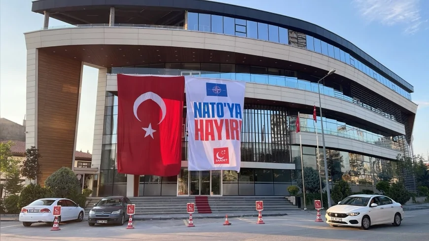 Saadet Partisi Genel Merkezi Ankara’da NATO Zirvesi Öncesi “NATO’YA HAYIR” Pankartıyla Dikkat Çekti