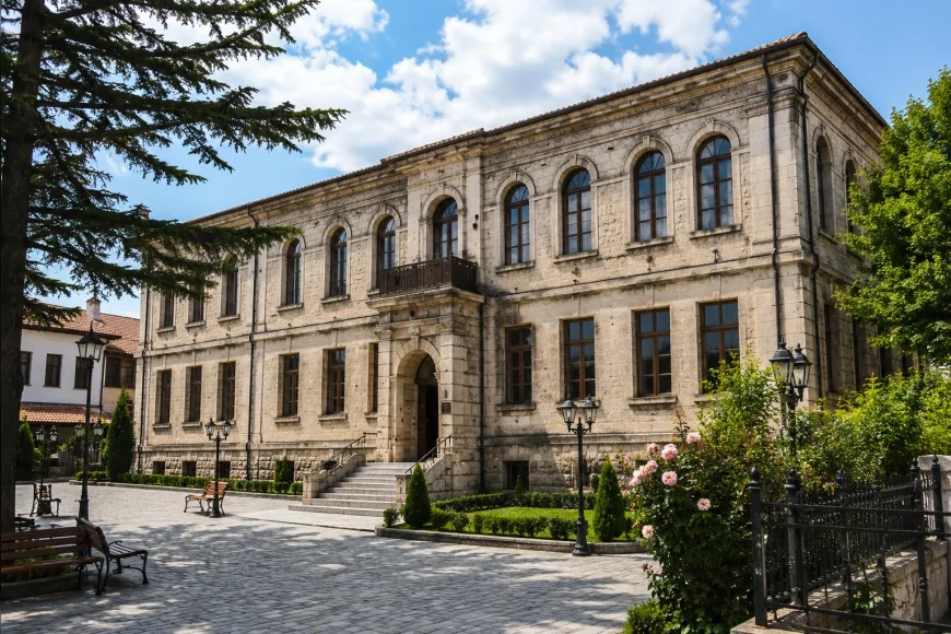 Afyonkarahisar Belediyesi Tarihi Sarmaşıklı Sanat Okulu Binasının Korunarak Restore Edileceğini Açıkladı