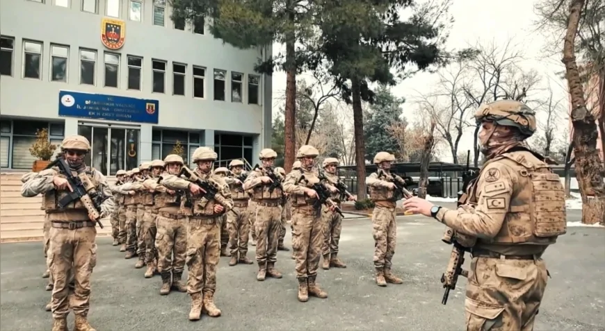 İçişleri Bakanlığı Diyarbakır merkezli 6 ilde düzenlenen operasyonda 1 milyar TL para hareketliliği tespit edilen organize suç örgütüne yönelik 27 şüphelinin yakalandığını açıkladı