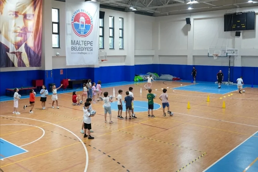 Maltepe Belediyesi Yaz Okulu’nda futsal ve masa tenisi eğitimleri başladı, çocuklar sporla buluştu