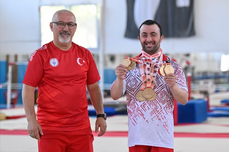 İzmir Büyükşehir Belediye Spor Kulübü sporcusu Alper Öztürk Down Sendromlular Dünya Şampiyonası'nda yedi altın madalya kazandı