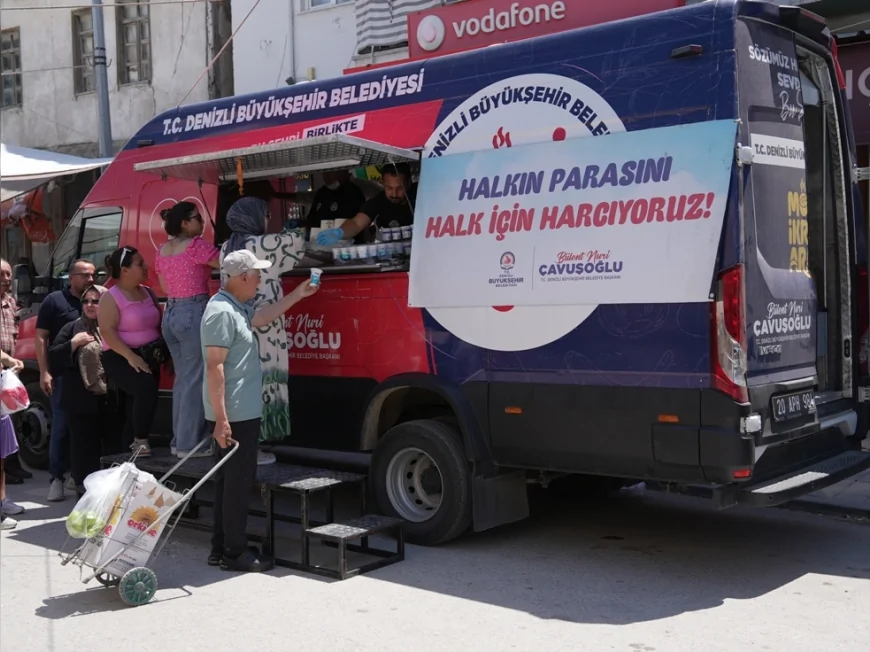 Denizli Büyükşehir Belediyesi pazar yerlerinde mobil ikramlar ve bando gösterileriyle vatandaşlara sosyal buluşma ortamı sunuyor