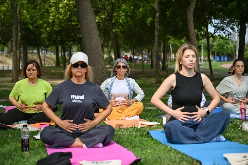 Bornova’da Kadınlar Aşık Veysel Rekreasyon Alanı’nda Yoga ve Meditasyon Etkinliğinde Buluştu