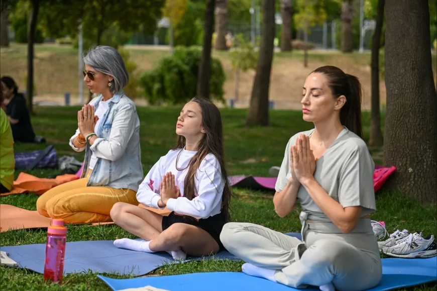 Bornova Belediyesi Kadın Buluşmaları Kapsamında Düzenlenen Açık Hava Yoga ve Meditasyon Etkinliği Yoğun Katılımla Gerçekleştirildi