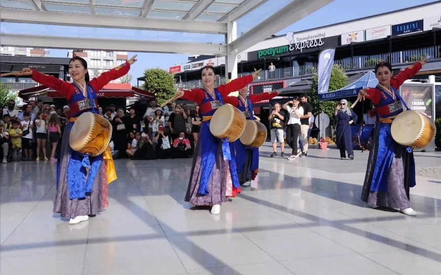 Bursa Büyükşehir Belediyesi 38. Uluslararası Altın Karagöz Halk Dansları Yarışması ile kenti uluslararası açık hava sahnesine dönüştürdü