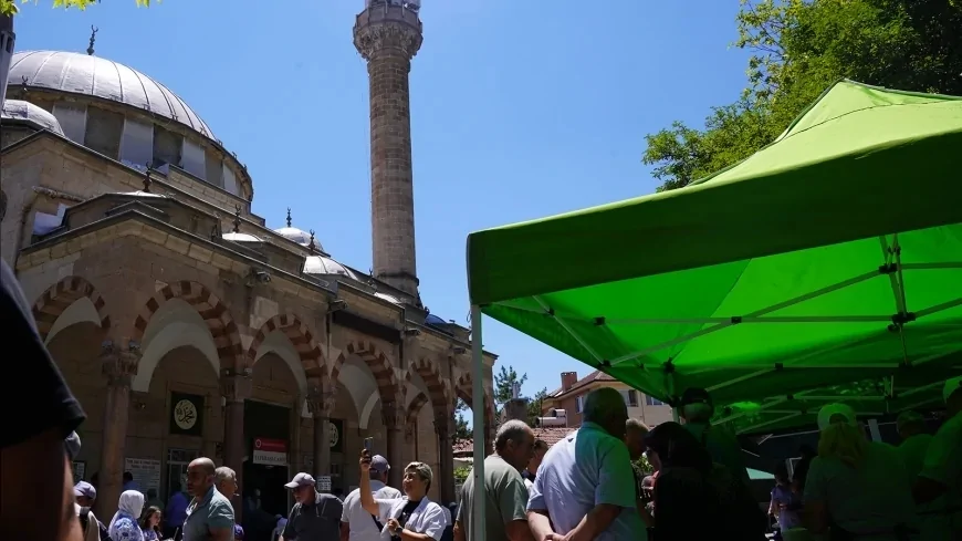Tepebaşı Belediyesi Muharrem Ayında Yüzlerce Vatandaşa Aşure İkramında Bulundu