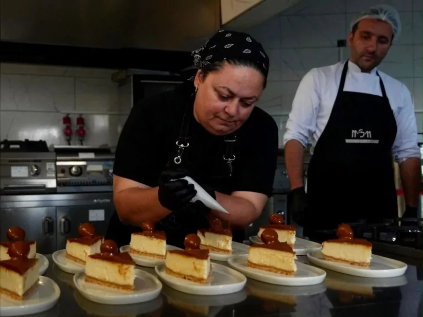 Düzce Belediyesi Mutfak Sanatları Merkezinde Kursiyerler Çökertme Kebabı ve Cheesecake Sunumuyla Beğeni Topladı