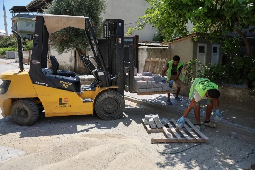 Efeler Belediye Başkanı Anıl Yetişkin Umurlu’daki yol çalışmalarını inceledi, 10 bin metrekarelik yol kilit parke taşıyla kaplanacak