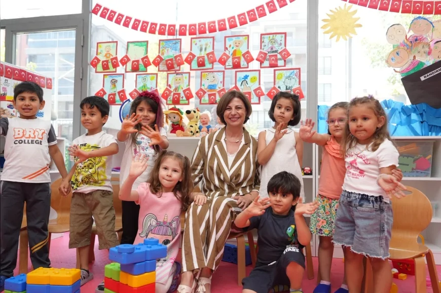 Eskişehir Büyükşehir Belediye Başkanı Ayşe Ünlüce, kapılarını açan ESMEK Yaz Okulu'nun ilk gününde çocukları ziyaret etti