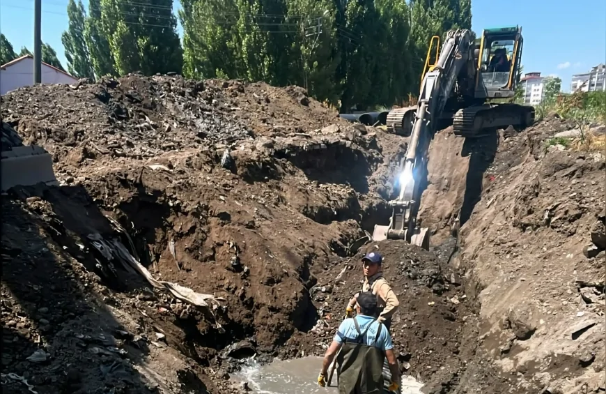 Ağrı Belediyesi Fırat Mahallesi’nde 550 metrelik ana hat kolektörü çalışmasını sürdürüyor