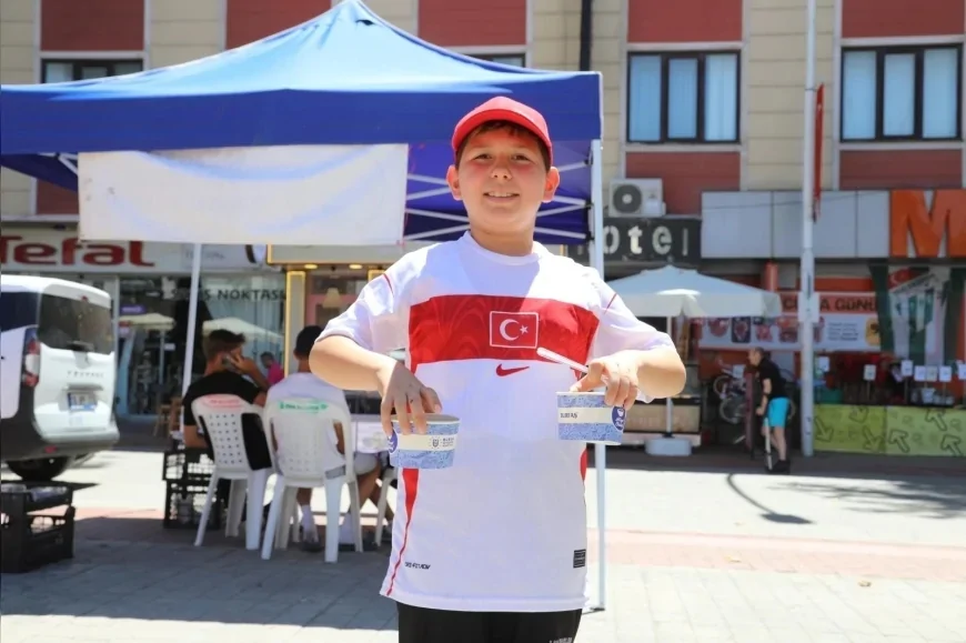 Bursa Büyükşehir Belediyesi’nin aşure ikramları İznik’te vatandaşları aynı sofrada buluşturdu