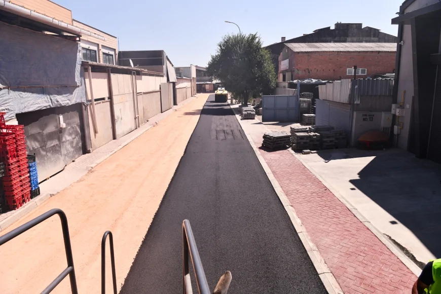 Tepebaşı Belediyesi, Baksan Sanayi Sitesi'nde altyapı çalışmalarının ardından sıcak asfalt serimine başladı.