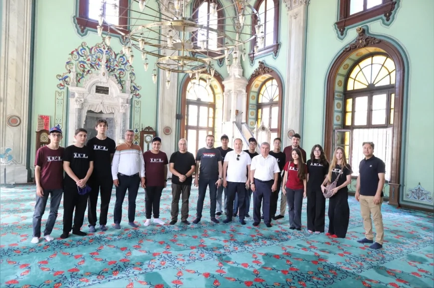 İzmir Bakırçay Üniversitesi tarafından düzenlenen "Rektörle Flanörlük" etkinliğinde, İzmir Fen Lisesi öğrencileri Kemeraltı'nın tarihi ve kültürel mirasını yerinde tanıdı.