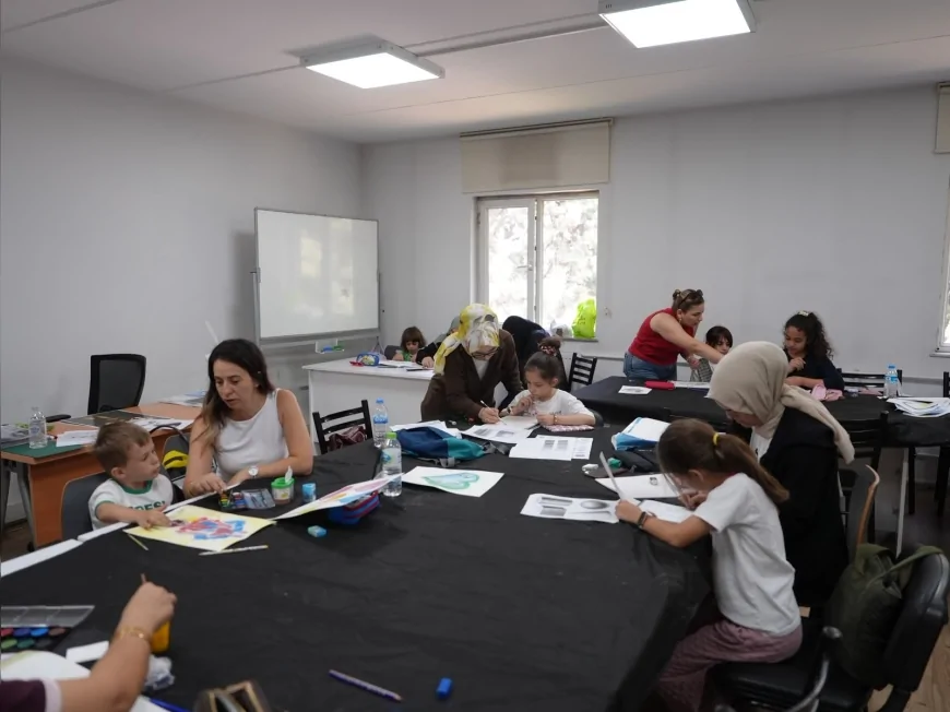 Düzce Belediyesi BELMEK'te düzenlenen anne-çocuk etkinliğinde aileler sanat atölyelerinde bir araya geldi