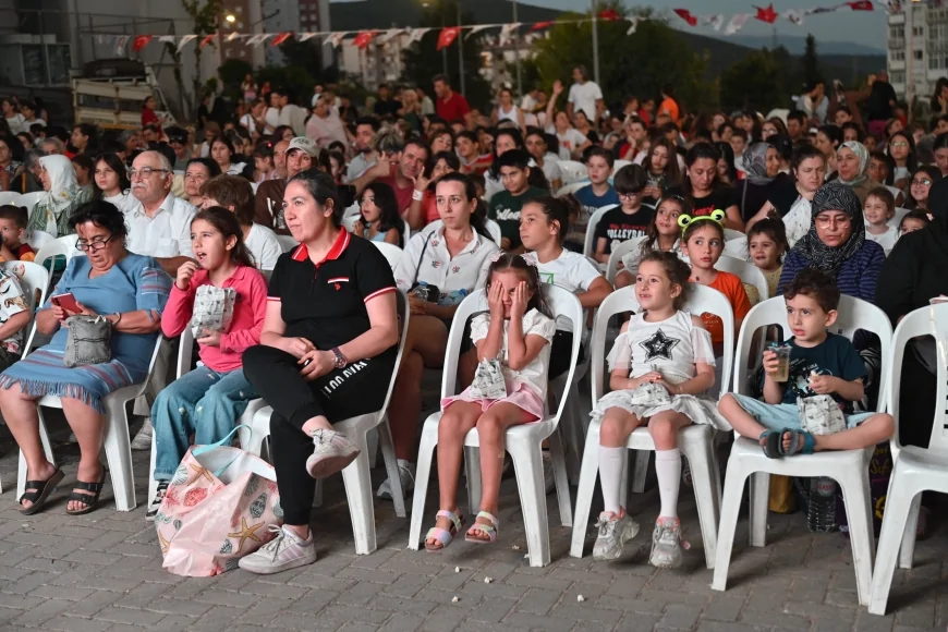 Bornova Belediye Başkanı Ömer Eşki: "Açık hava sinemasıyla hem mahalle kültürünü yaşatıyor hem de çocuklarımızın yaz tatiline güzel anılar ekliyoruz"