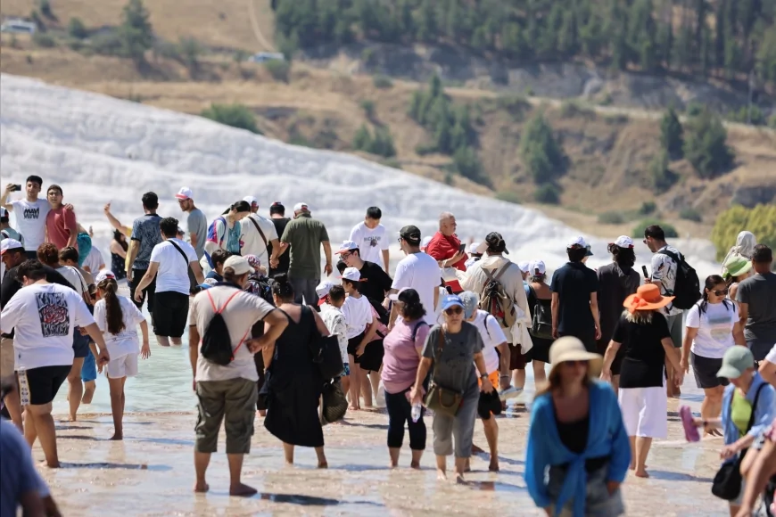 Denizli’de düzenlenen Uluslararası Pamukkale Açık Satranç Turnuvası'nın konukları Pamukkale Travertenleri ve Hierapolis Antik Kenti'ne hayran kaldı!
