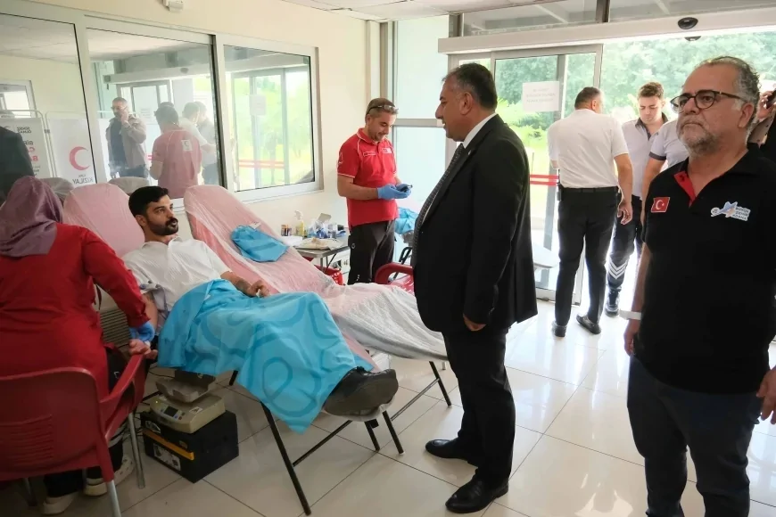 Adana Büyükşehir Belediyesi ile Türk Kızılay iş birliğinde düzenlenen kan ve kök hücre bağışı kampanyasına personelden gönüllü destek