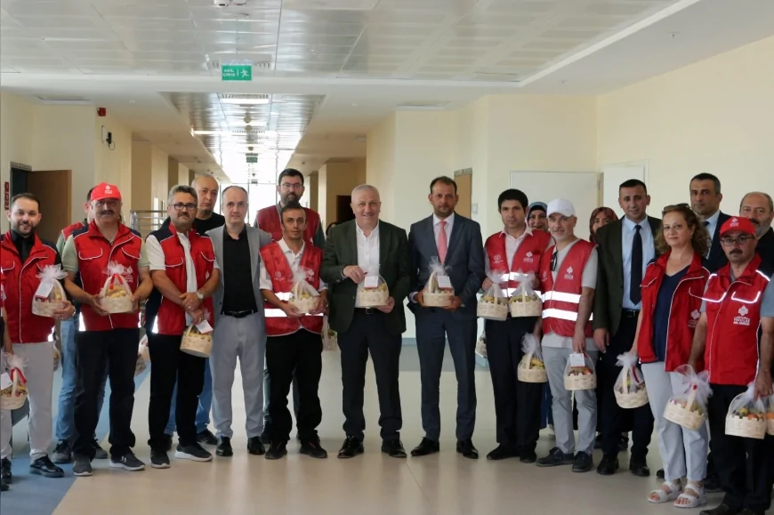 Kastamonu Vakıflar Bölge Müdürü Halil Alper: “İslam Feyzi Efendi Bin Hasan Vakfı’nın hayır şartı doğrultusunda hastalar ziyaret edilerek ikramlarda bulunuldu”