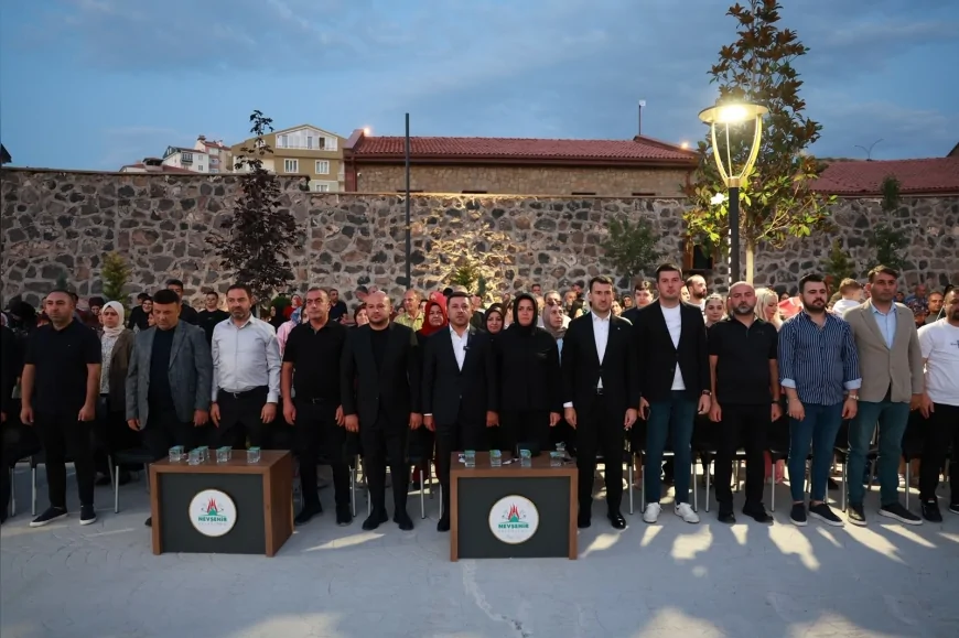 Nevşehir Belediyesi Kapadokya Su ve Işık Sahnesi'nde 15 Temmuz anısına özel gösteri düzenledi