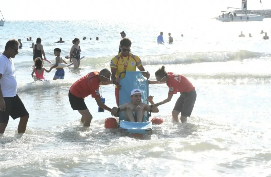 Kuşadası Belediyesi Engelsiz Plaj’da Engelli Plaj Sandalyelerini Vatandaşların Hizmetine Sundu
