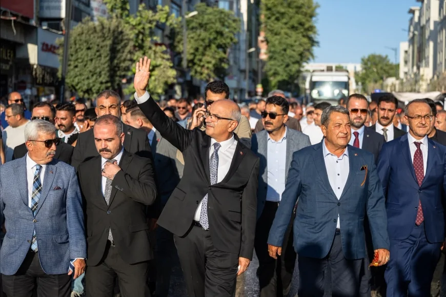 Malatya'da 28'inci Kayısı Festivali kortej yürüyüşü coşkulu katılımla gerçekleştirildi