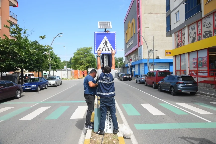 Giresun Belediyesi yaya geçitlerinde güvenliği artırmak için çizgi yenileme çalışmalarını sürdürüyor