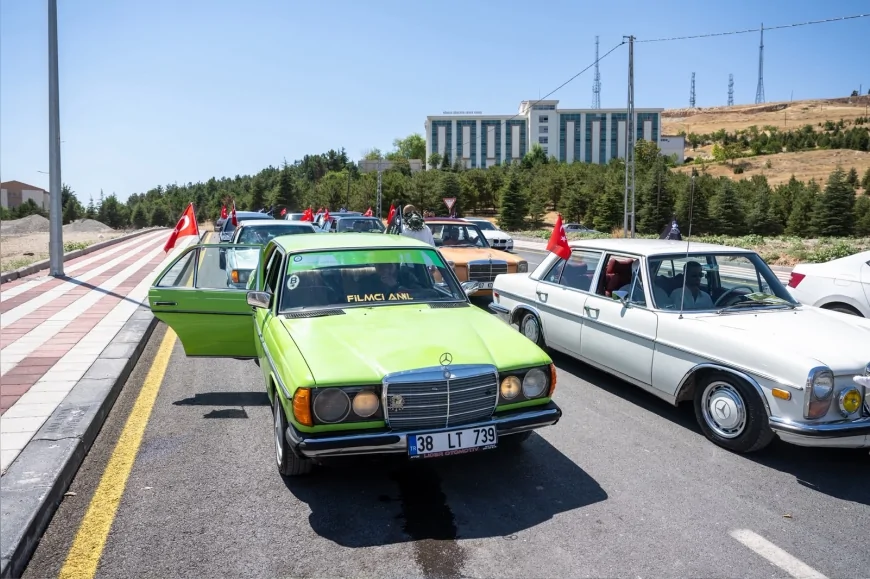 Malatya'da Klasik Mercedes tutkunları 85 araçla buluştu