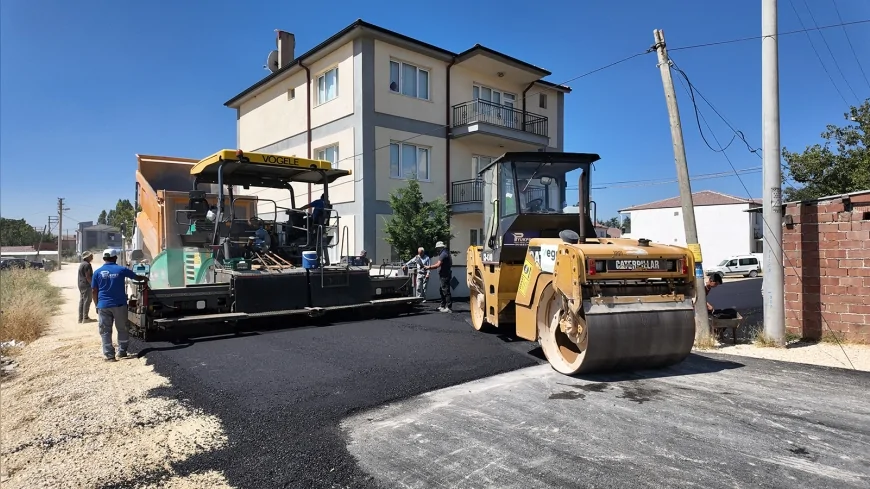 Tepebaşı Belediyesi Çukurhisar Mahallesi’nde Asfalt Serim ve Yol İyileştirme Çalışmalarını Sürdürüyor
