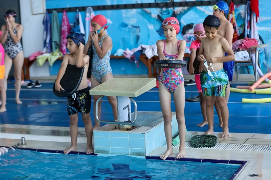 Buca Belediyesi uygun ücretli yüzme kurslarıyla minik sporcuları havuzda geleceğe hazırlıyor
