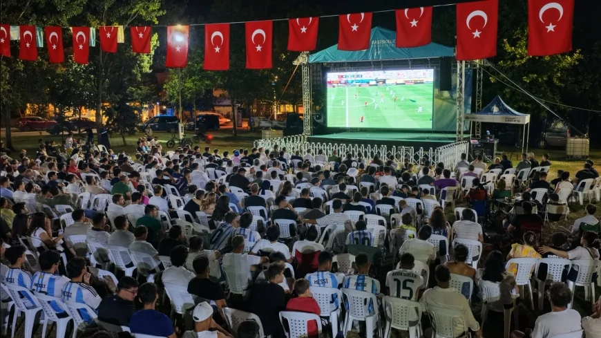 Başiskele Sahili'nde kurulan dev ekranda 2026 FIFA Dünya Kupası Finali yüzlerce futbolseveri buluşturdu