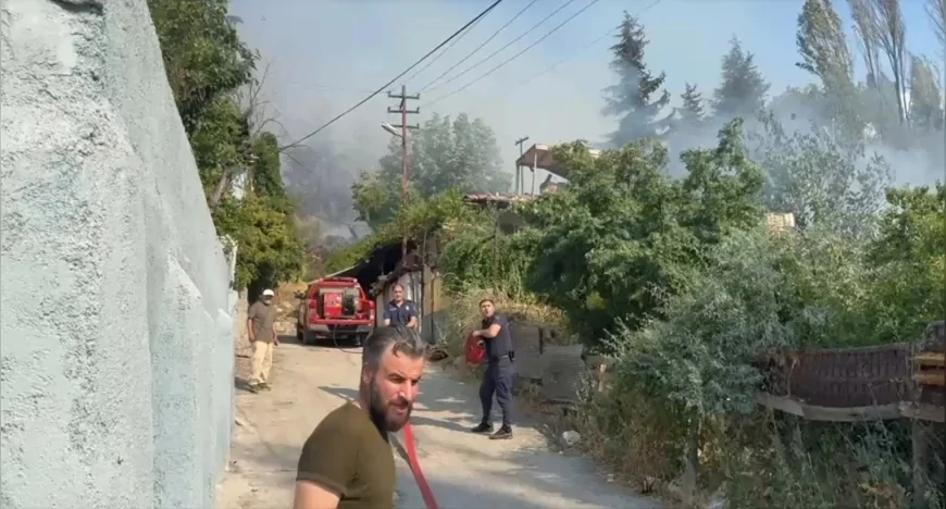 Ankara Altındağ Solfasol Mahallesi'nde Çıkan Yangında 4 Metruk Gecekondu Kullanılamaz Hale Geldi