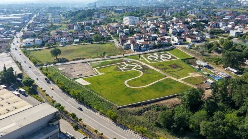 Başiskele'de 180 Farklı Gül Çeşidinin Yer Alacağı Gül Bahçesi Projesinde Peyzaj Çalışmaları Sürüyor