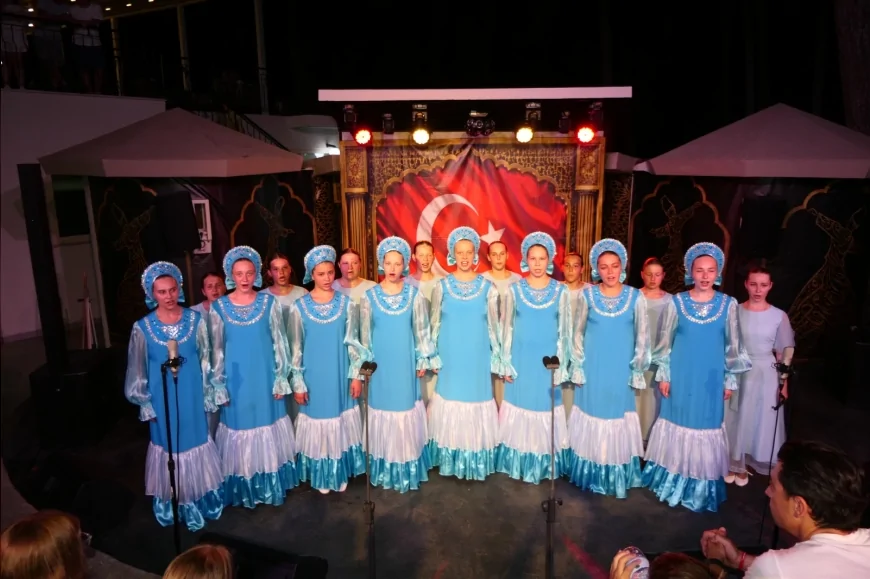 Rus Otrada Vokal ve Koreografi Topluluğu Marmaris konserini “Uzun İnce Bir Yoldayım” türküsüyle tamamladı