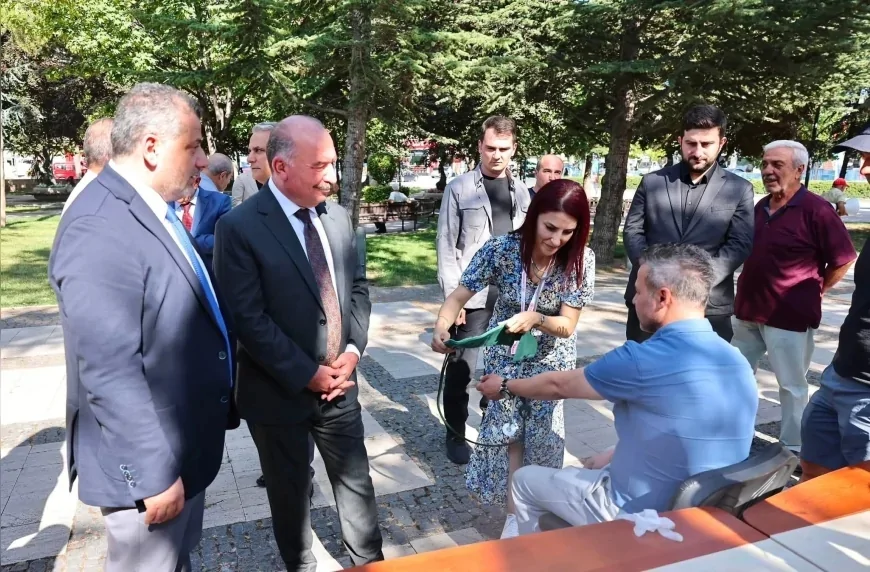 Çorum Valisi Ali Çalgan, "Hareket Yaşını Öğren, Sağlıklı Yaşa" kampanyası kapsamında kurulan ölçüm istasyonunu ziyaret etti