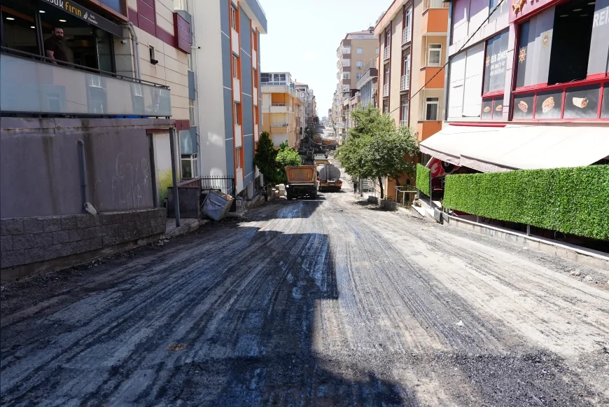 Maltepe Belediyesi Fındıklı Mahallesi Fırat Sokak’ta sıcak asfalt çalışmalarıyla yolları yeniliyor