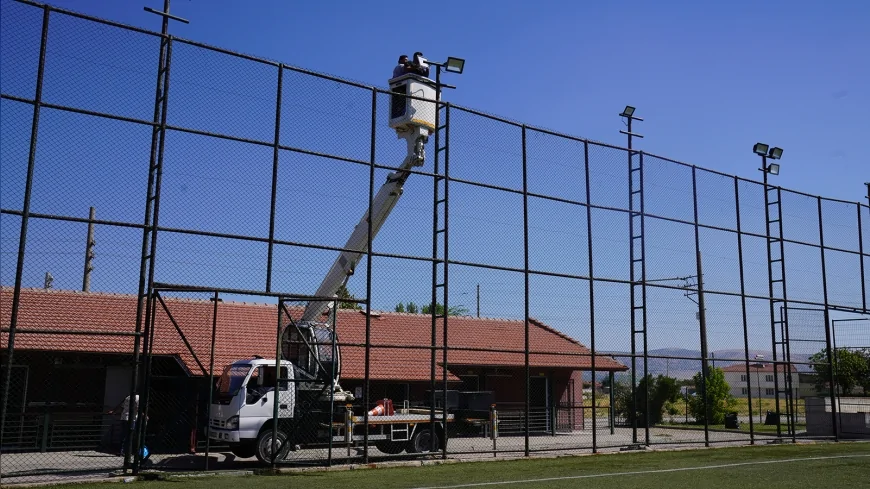 Tepebaşı Belediyesi park ve spor alanlarında güvenliği artırmak için LED aydınlatma sistemlerini yeniliyor