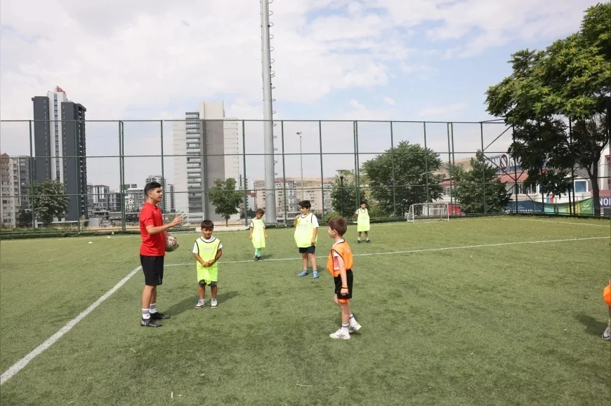 Çankaya Belediyesi ile Gençlerbirliği iş birliğinde düzenlenen ücretsiz Yaz Futbol Okulu çocukları sahada buluşturuyor