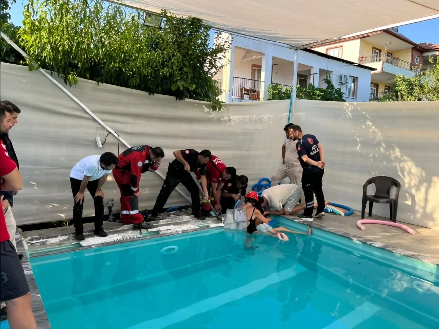 Muğla Büyükşehir Belediyesi İtfaiyesi 4 Yaşındaki Çocuğu Havuzdaki Emiş Borusundan Titiz Çalışmayla Kurtardı