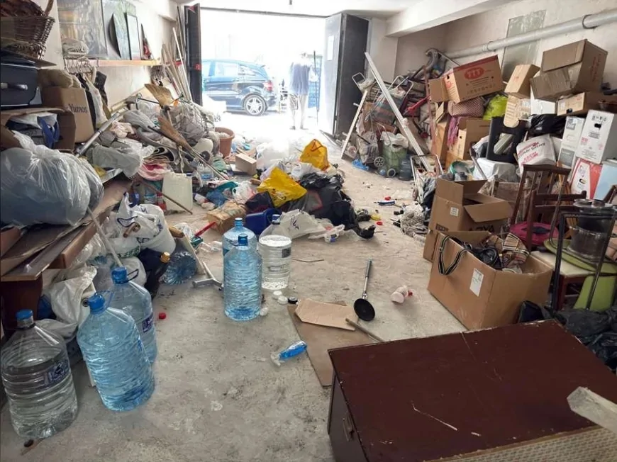 Odunpazarı Belediyesi Kırmızıtoprak Mahallesi'ndeki Çöp Dolu Garajı Temizleyerek 3 Kamyon Atığı Tahliye Etti